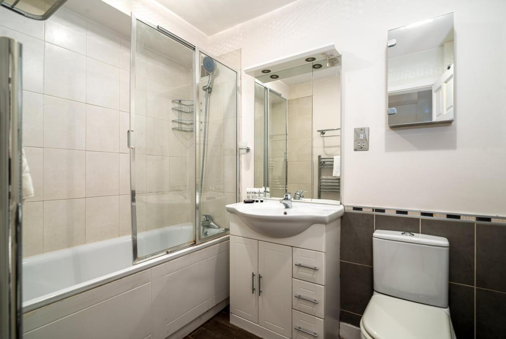 Ferienwohnung Guestready - Lovely Ground Floor Duplex With Patio In Southbank London Exterior foto